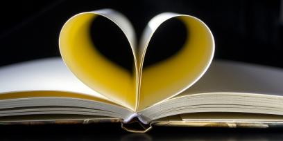 Una libreta abierta cuyas hojas forman un corazón