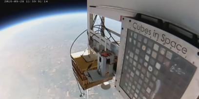 Fotografía de cubos conteniendo experimentos en canasta de globo de gran altitud