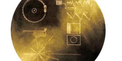 Imagen de disco dorado de sonda Voyager con grabaciones de la Humanidad.