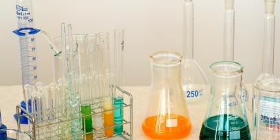 Diferentes materiales de laboratorios conteniendo algunos líquidos coloreados.