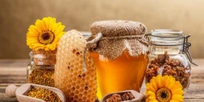 Productos elaborados por abejas, en distintos recipientes