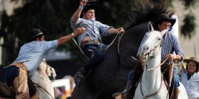 Jinetes montando caballos en Semana Criolla, Prado