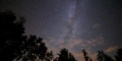 Imagen de Vía Láctea desde un paisaje campestre