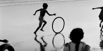 Niño corriendo en la playa