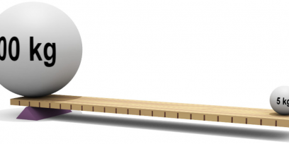 Tabla en posición horizontal apoyada sobre una cuña que se encuentra cerca de uno de los extremos, en dicho extremo está apoyada una pelota de 100 kg. En el otro extremo de la tabla hay una pelota de 5 kg.