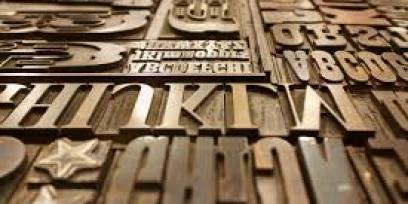 Imagen que muestra letras de madera, simbolizando el alfabeto