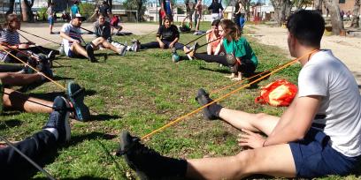 Alumnos realizando estiramientos con bandas elásticas.