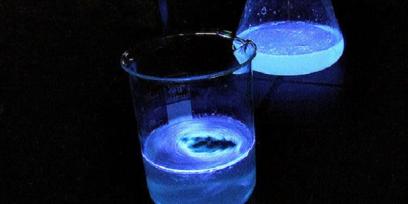 Vaso de bohemia y matraz erlenmeyer conteniendo luminol