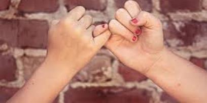 Imagen que muestra dos manos entrelazadas, simbolizando el trabajo en equipo