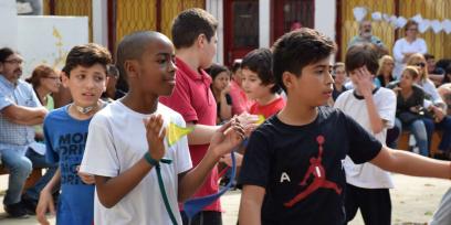 Foto de niños en una fiesta sobre las migraciones