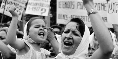 Madre e hija de Plaza de Mayo. Adriana Lestido