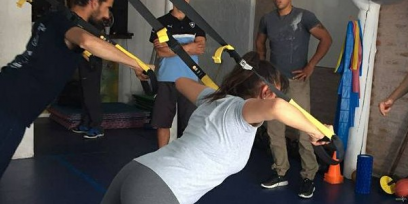 Clase de entrenamiento funcional con bandas TRX.