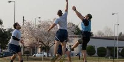 Gente jugando al Utimate frisbee.