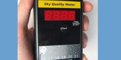 imagen de instrumento SQM apra medición de brillo de cielo