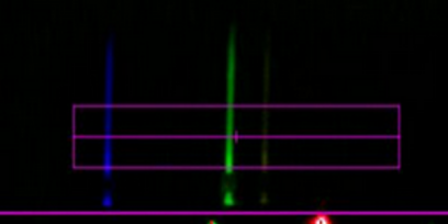 Espectro de emisión del tubo de descarga del mercurio. Se ven tres bandas de color añil, verde y amarillo.