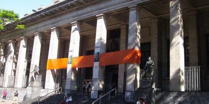 fachada de la biblioteca nacional de Uruguay