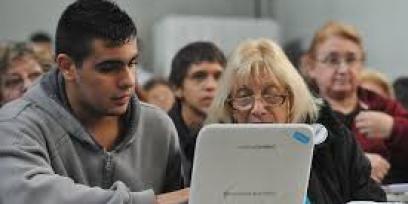 Alumnos Jóvenes y Adultos frente a una computadora