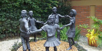 Rondas infantiles (escultura en Medellín)