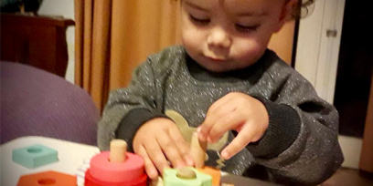 niño pequeño jugando con bloques