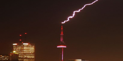 Rayo impactando sobre la CN tower.