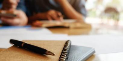 Estudiantes trabajando en equipo