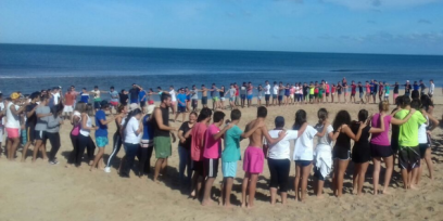 Gente en la playa realizando actividad recreativa.