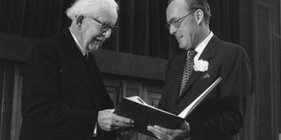 Fotografía de Jean Piaget recibiendo el premio Príncipe Bernardo