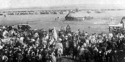 Fotografía del militar y caudillo de Uruguay Aparicio Saravia junto a sus comandantes de división y otros hombres.