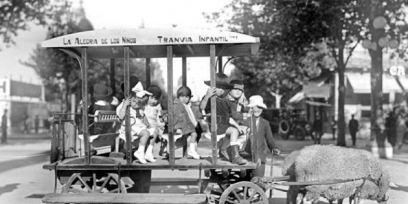 Fotografía de varios niños subidos a un tranvía en 1910. 