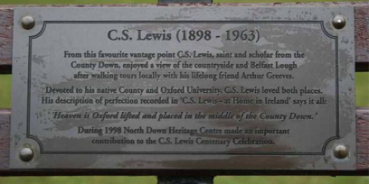 Fotografía de una placa en honor a Clive Staples Lewis