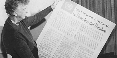 Fotografía de Eleanor Roosevelt leyendo la Declaración Universal de los Derechos Humanos