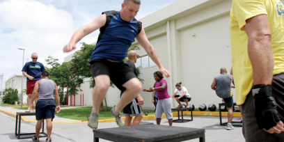 Atleta realizando salto a plataforma.