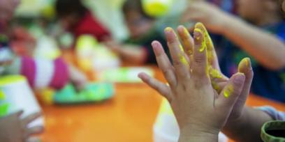 Unicef: manos de niños