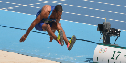 Atleta realizando salto triple.