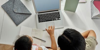 Estudiantes participando en una clase virtual