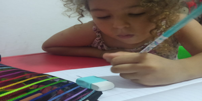 Niña estudiando