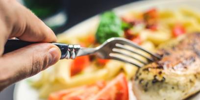 Tenedor y comida. Imagen libre de derechos de autor. 