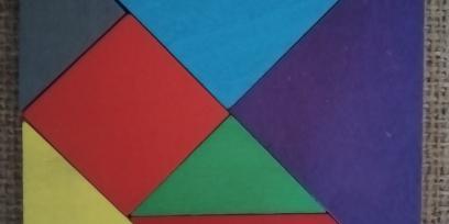 Tangram con un solo cuadrado, cinco triángulos rectángulos isósceles y un paralelogramo tipo.