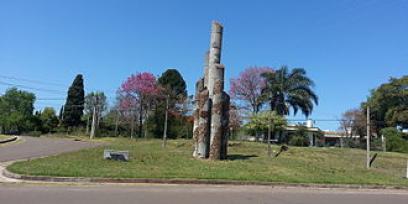 Plza y monumento en homenaje a Víctor Lima en Salto