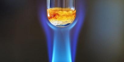 Imagen de mechero Bunsen y un tubo de ensayo sobre la llama