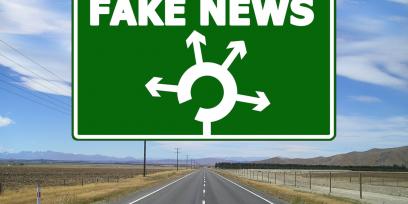 Cartel de tránsito que dice "fake news" y tiene flechas que muestran varios caminos posibles. 
