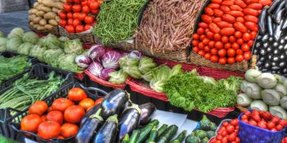 Verduras en exposición para la venta. Imagen libre de derechos de autor.