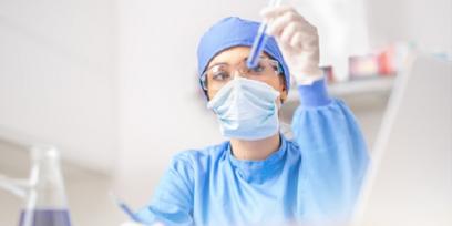 Mujer en laboratorio