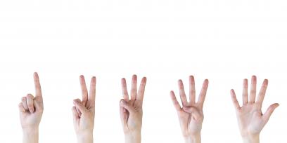 Imagen que muestra cinco manos con uno, dos, tres, cuatro y cinco dedos respectivamente, representando pasos a seguir para lograr un objetivo.