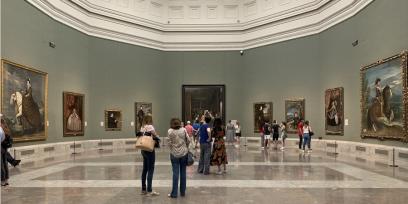 Imagen de una sala del Museo del Prado, con público apreciando las obras de arte expuestas.