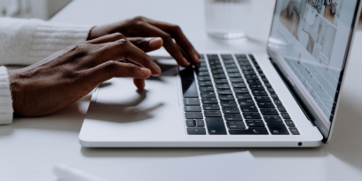 Persona que usa Macbook Pro en mesa blanca