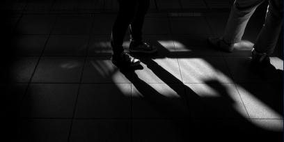Imagen de piernas junto a sus sombras en blanco y negro 