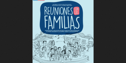 Portada celeste, con título y dibujo que muestra a familiares a la izquierda, los niños en el medio y los docentes a la derecha. Al fondo la escuela y detras de las familias el barrio