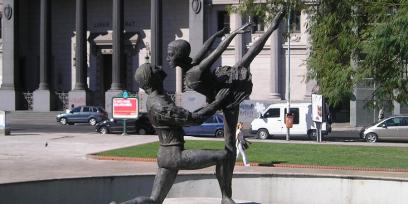 “Homenaje al Ballet Nacional” - Plaza Lavalle.JPG [imagen en línea], Disponible en Internet: https://commons.wikimedia.org/wiki/File:Homenaje_al_Ballet_Nacional_-_Plaza_Lavalle.JPG