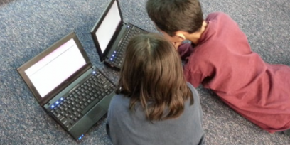 niños jugando con sus computadoras